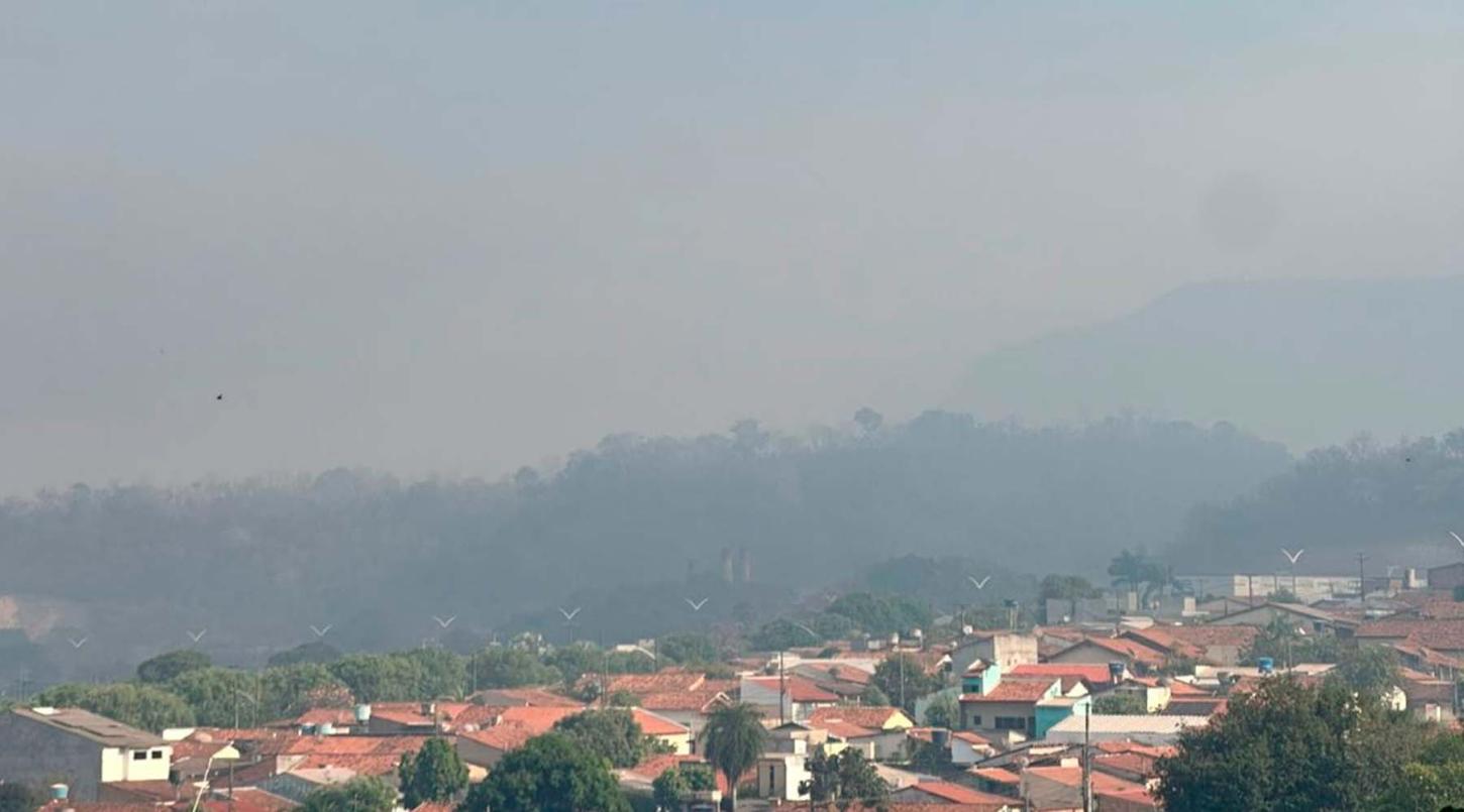 Barra do Garças amanhece sob fumaça do incêndio na Serra Azul