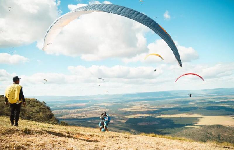 Campeonato de parapente é suspenso por causa de incêndio na Serra Azul em Barra do Garças