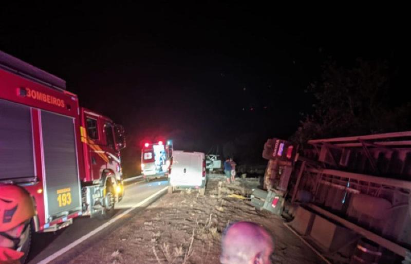 Carreta carregada com ovos tomba em General Carneiro e motorista é socorrido