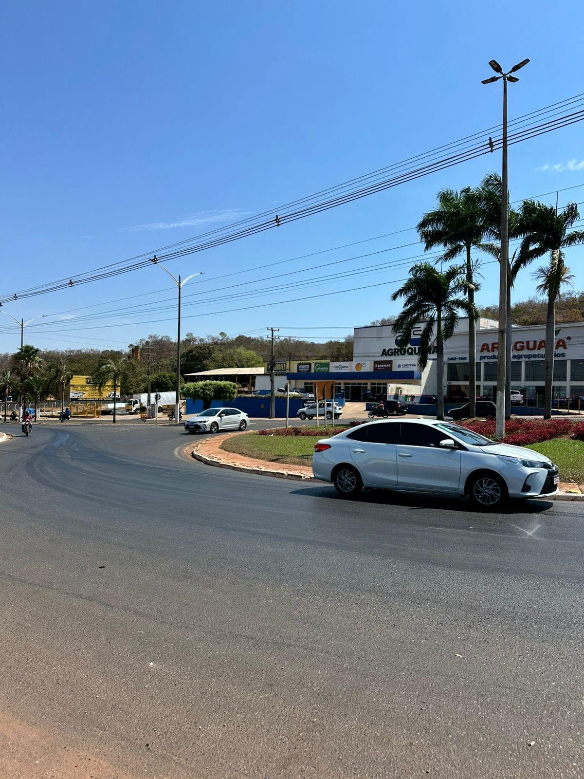 Óleo derramado deixa trânsito perigoso na Av. Ministro João Alberto