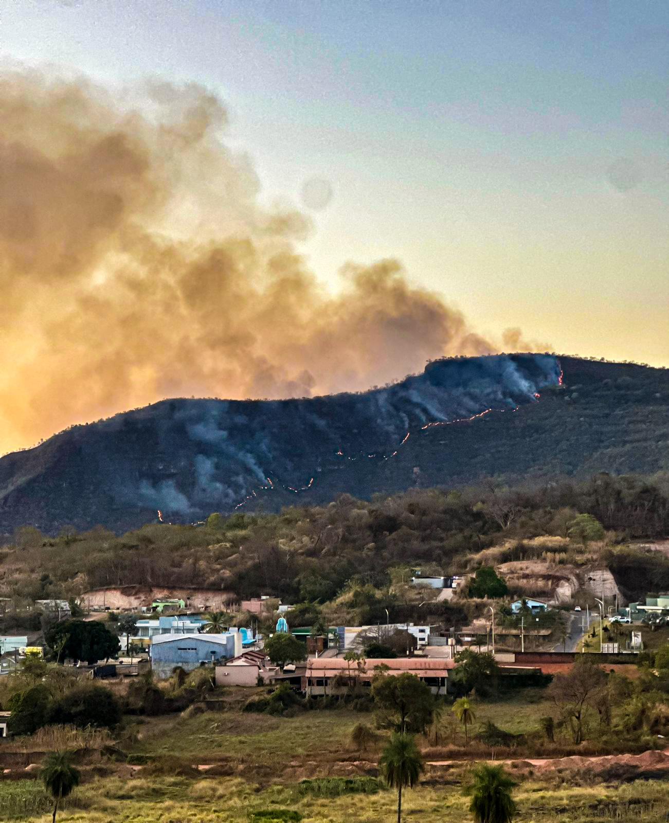 Serra Azul continua pegando fogo; Defesa Civil mobiliza avião para ajudar a combater o incêndio