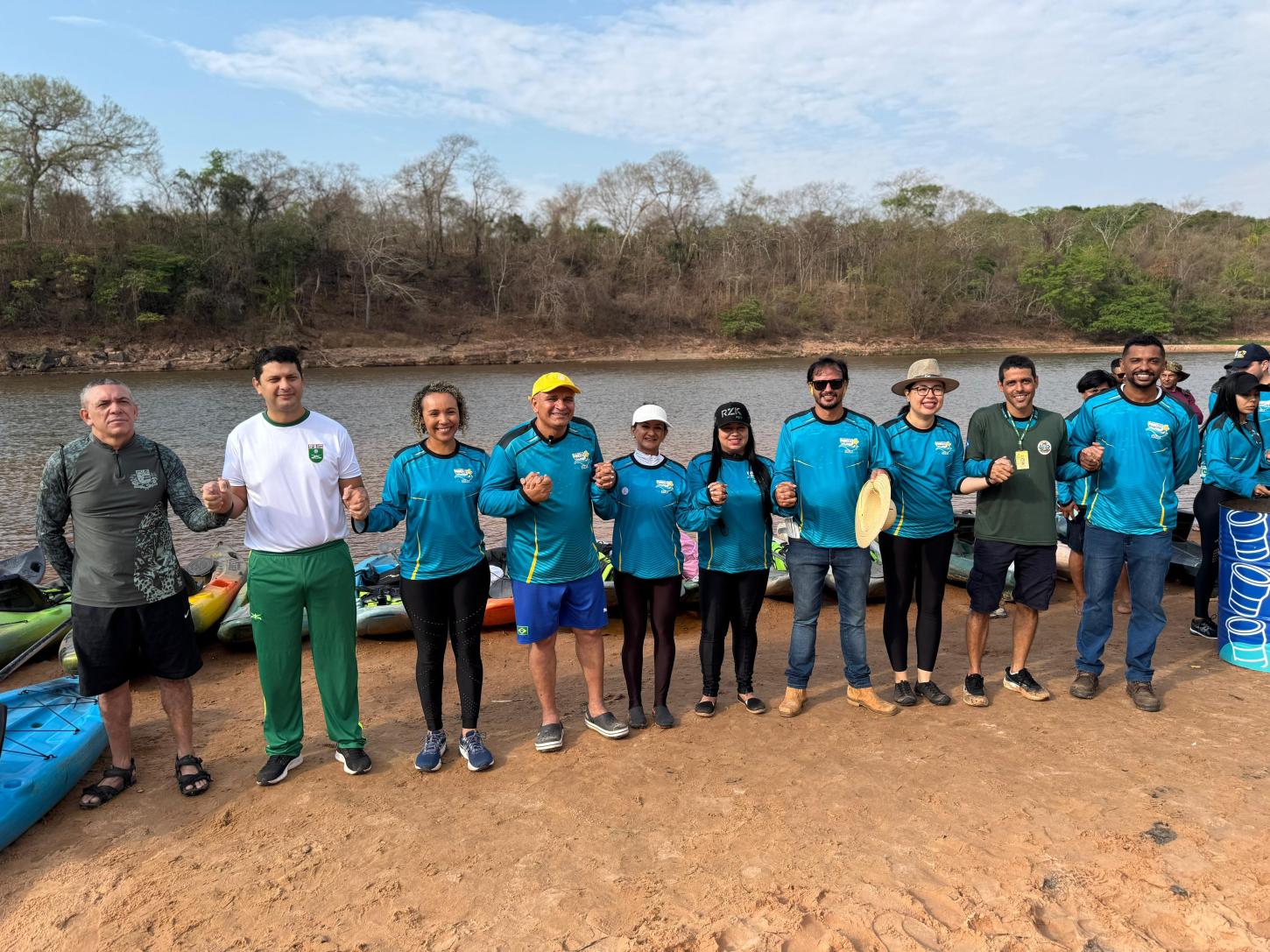Projeto “Salve o Rio Araguaia” inicia com descida de caiaque e recolhe uma tonelada de lixo em Barra do Garças