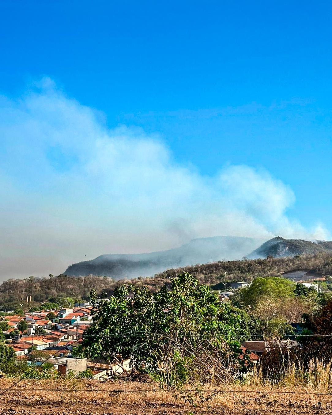 Serra Azul amanhece sob fumaça em Barra do Garças