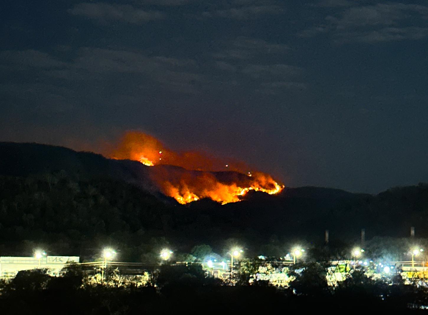 Serra Azul segue em chamas na noite deste sábado em Barra do Garças
