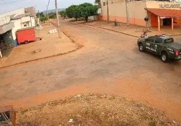Veja Vídeo: Câmera de segurança flagra caminhonete da PM batendo em motociclista