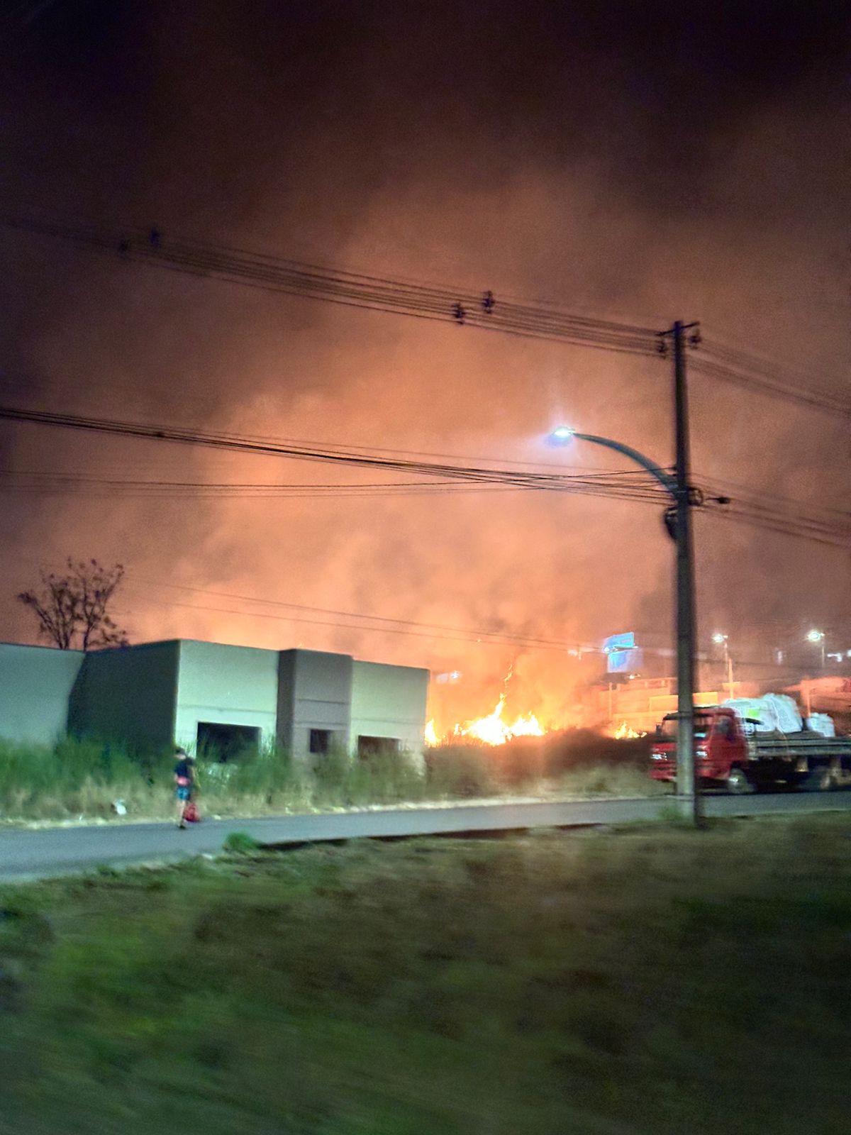 Vídeo mostra fogo avançando sobre casas e empresas em Barra do Garças
