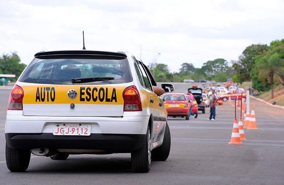 Autoescolas x Governo: proposta de CNH sem aulas obrigatórias divide opiniões