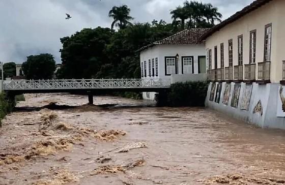 Cidade de Goiás entra em estado de alerta laranja com risco de alagamento às margens do Rio Vermelho