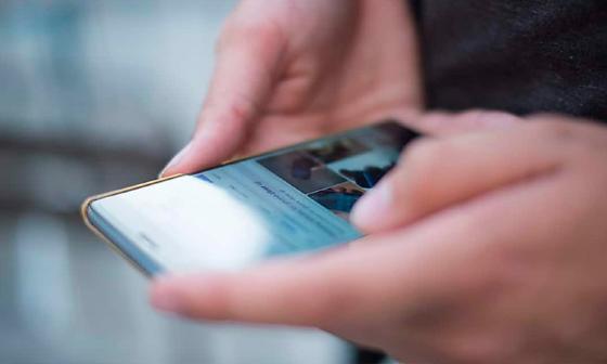 Homem invade casa, agride e destrói celular de ex por ver foto dela com vizinho