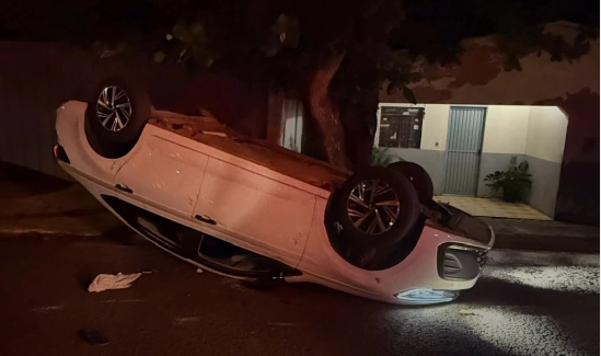 Carro capota após bater em veículos estacionados no Jardim São Sebastião, em Barra do Garças