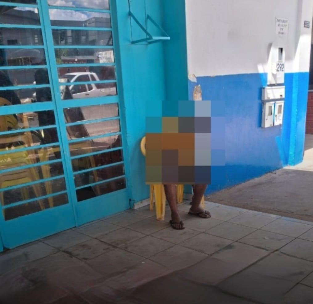 Morador morre sentado em bar de Aragarças, e retirada de corpo gera comoção