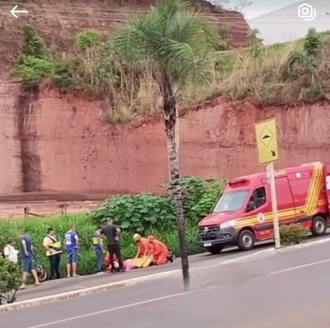 Passageira de mototáxi fica ferida após moto derrapar em óleo na avenida