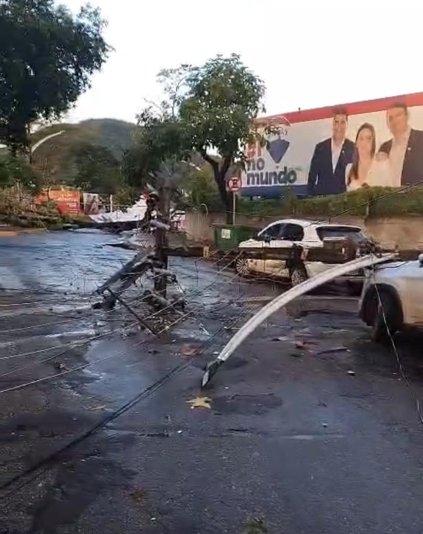 VEJA VÍDEO: Temporal derruba poste e arrasta barco e cadeiras no Porto do Baé