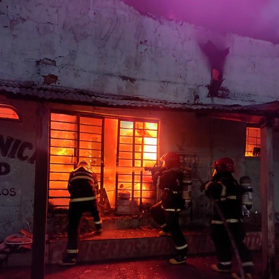 Incêndio destrói loja de eletrônicos em prédio antigo de Barra do Garças