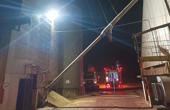 Bombeiros atuam por oito horas para conter incêndio em secador de grãos às margens da BR-070