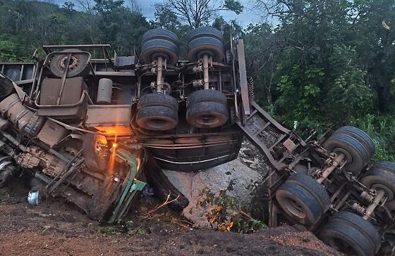 Colisão entre ambulância e carreta mata paciente em BR-070