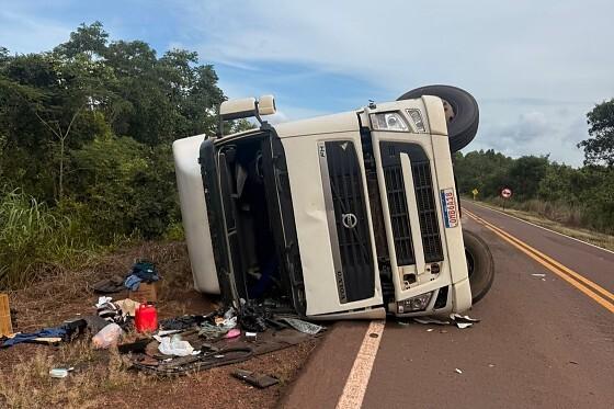 Motorista perde controle de carreta, sai da pista e tomba na BR-070