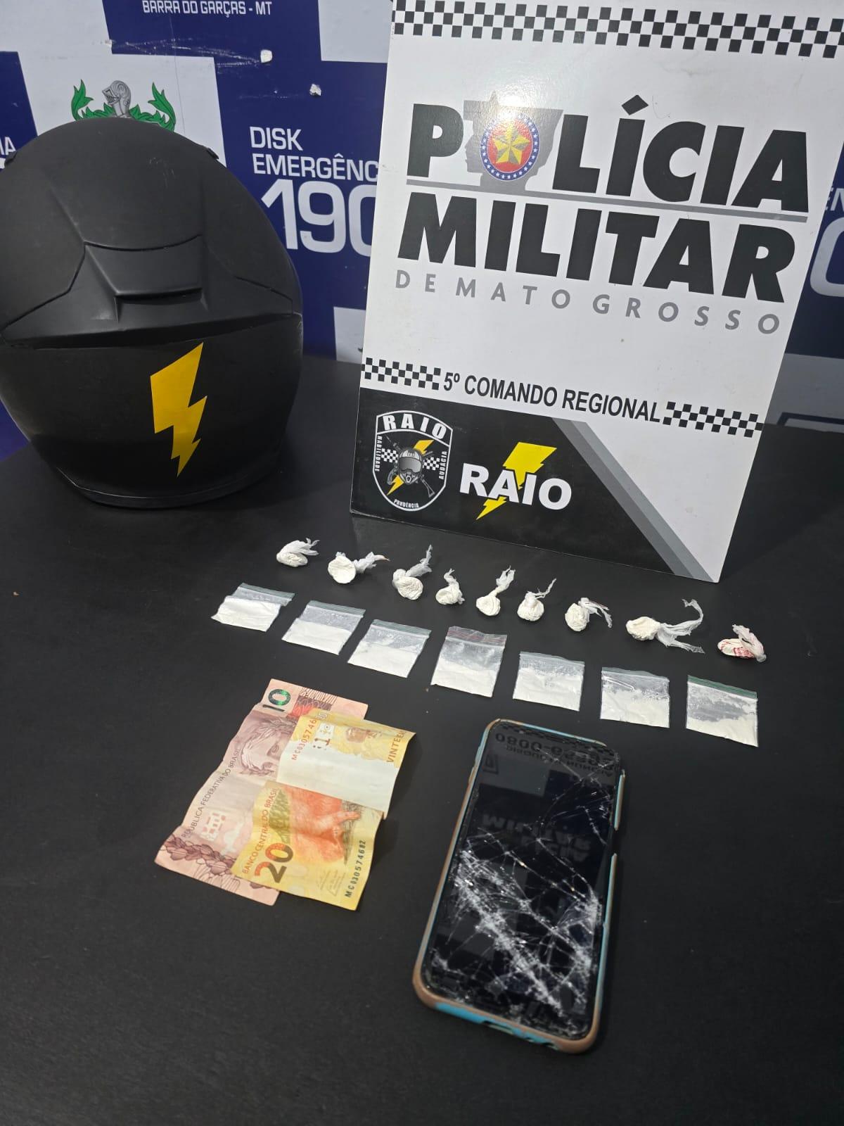 PM apreende drogas e detém menor que portava cocaína; comportamento suspeito motivou a abordagem