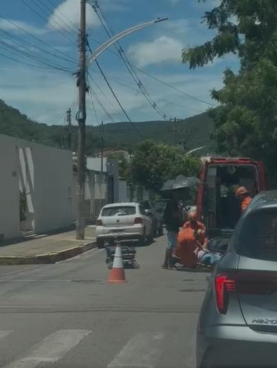Veja o vídeo: mulher fica ferida após acidente no centro de Barra do Garças