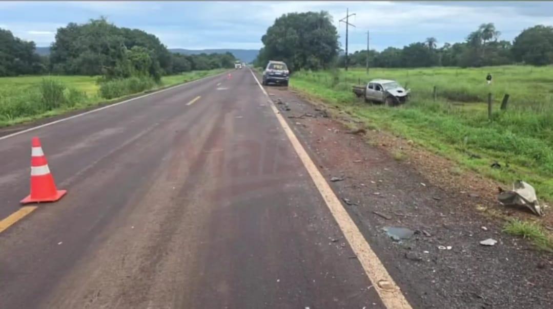 VEJA VÍDEO: Caminhonete bate na traseira de carreta e deixa dois feridos na BR-158 em Barra do Garças