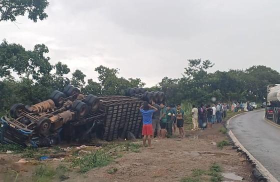 Carreta que transportava gado é saqueada após acidente na BR-070