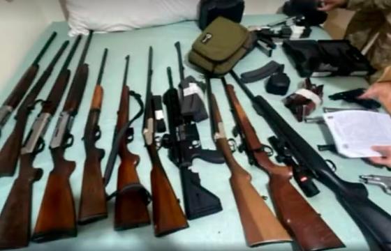 Denúncia de mulher ameaçada pelo irmão leva à apreensão de 50 armas e mais de 8,8 mil munições