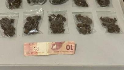 Homem esconde maconha na moto e acaba preso por tráfico