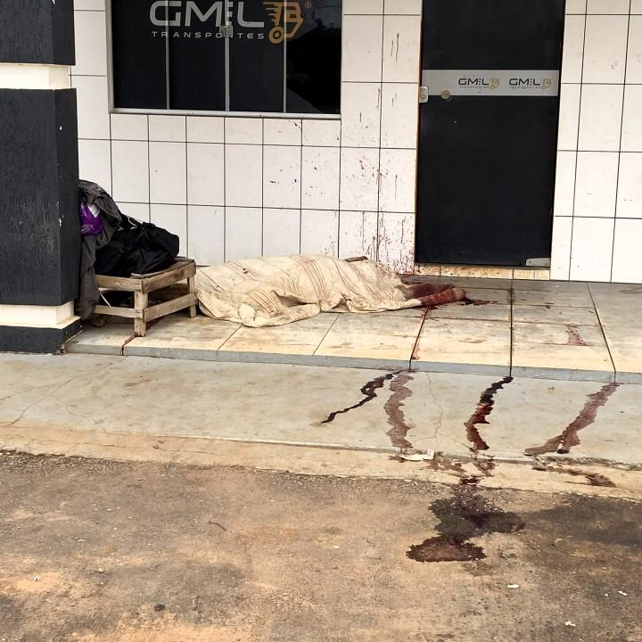 Jovem é detido após assassinato a pauladas de morador de rua em posto de combustível