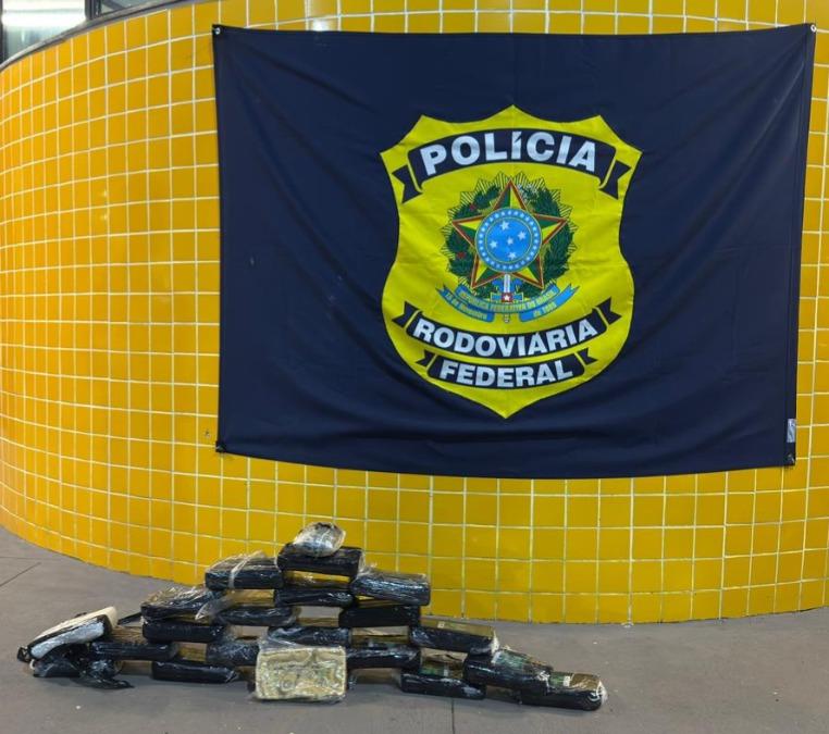 Jovem é presa com 22 kg de cocaína em Barra do Garças