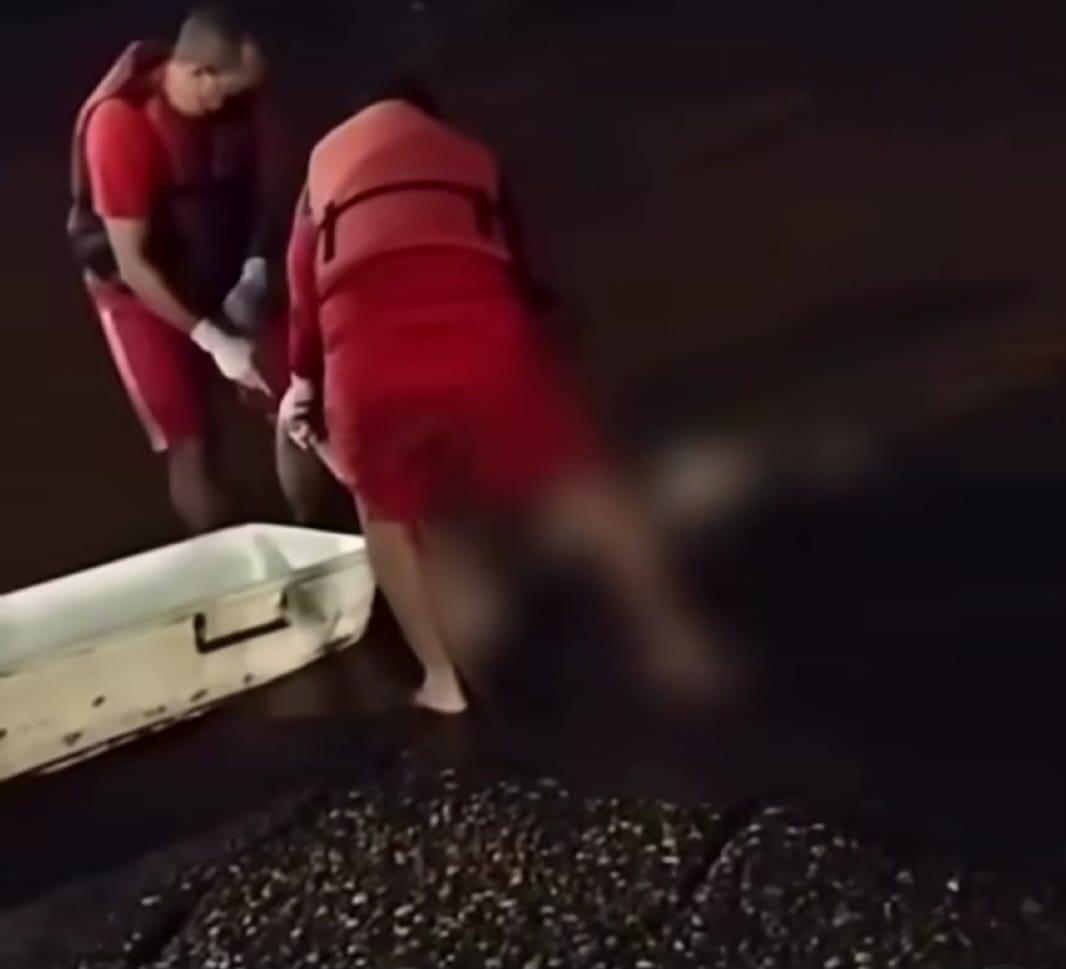VEJA VÍDEO: Corpo é encontrado boiando no Rio Araguaia e resgatado na região do Porto do Baé