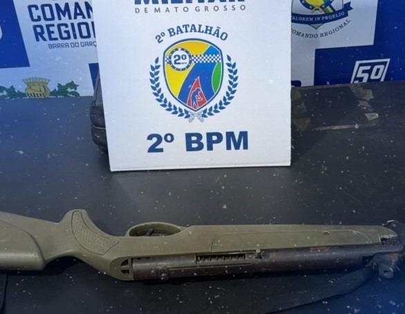 Homem ameaça companheira com arma, arromba residência e acaba preso em Barra do Garças