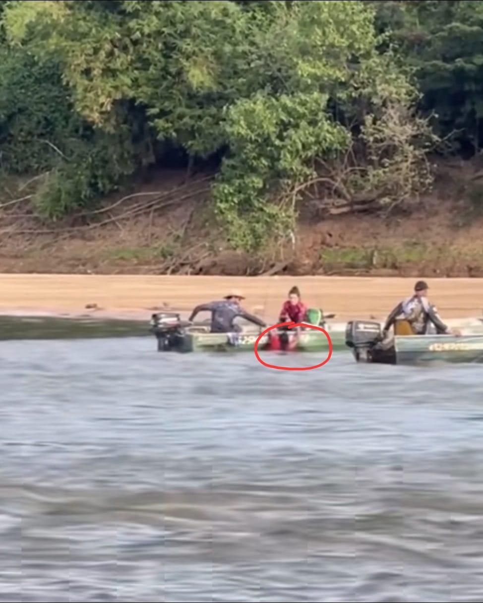 VEJA VÍDEO: Pescadores resgatam garota de afogamento no Rio Araguaia, em Aragarças