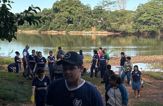 Ação reúne estudantes para limpeza de córrego e atividades de conscientização ambiental em Aragarças