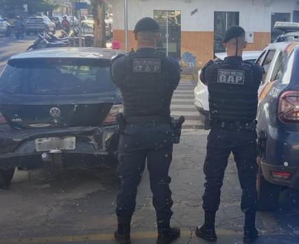 Grupo de Apoio recupera carro furtado e conduz dois suspeitos em Barra do Garças