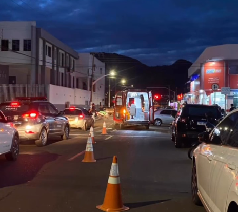 Jovem fica ferida após acidente entre carro e moto em Barra do Garças