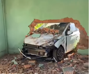 Motociclista de 21 anos fica ferida após acidente envolvendo carro em Barra do Garças