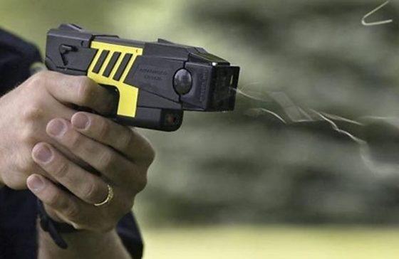 Mulher xinga policiais em Barra do Garças, resiste a prisão e precisa ser contida com arma de choque