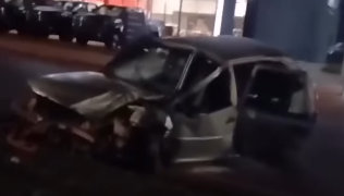 Duas pessoas ficam feridas após carro colidir contra poste de energia em Barra do Garças