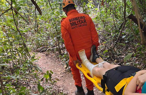 Em Barra do Garças: mulher fratura a perna durante trilha e é resgatada pelo Corpo de Bombeiros