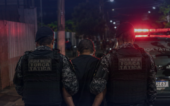 Homem com mandado por feminicídio é preso dentro do Fórum de Barra do Garças