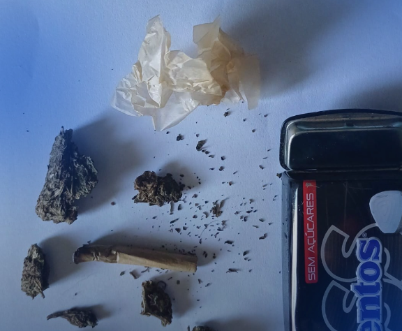 PM aborda motociclista em atitude suspeita e apreende porções de maconha em Barra do Garças