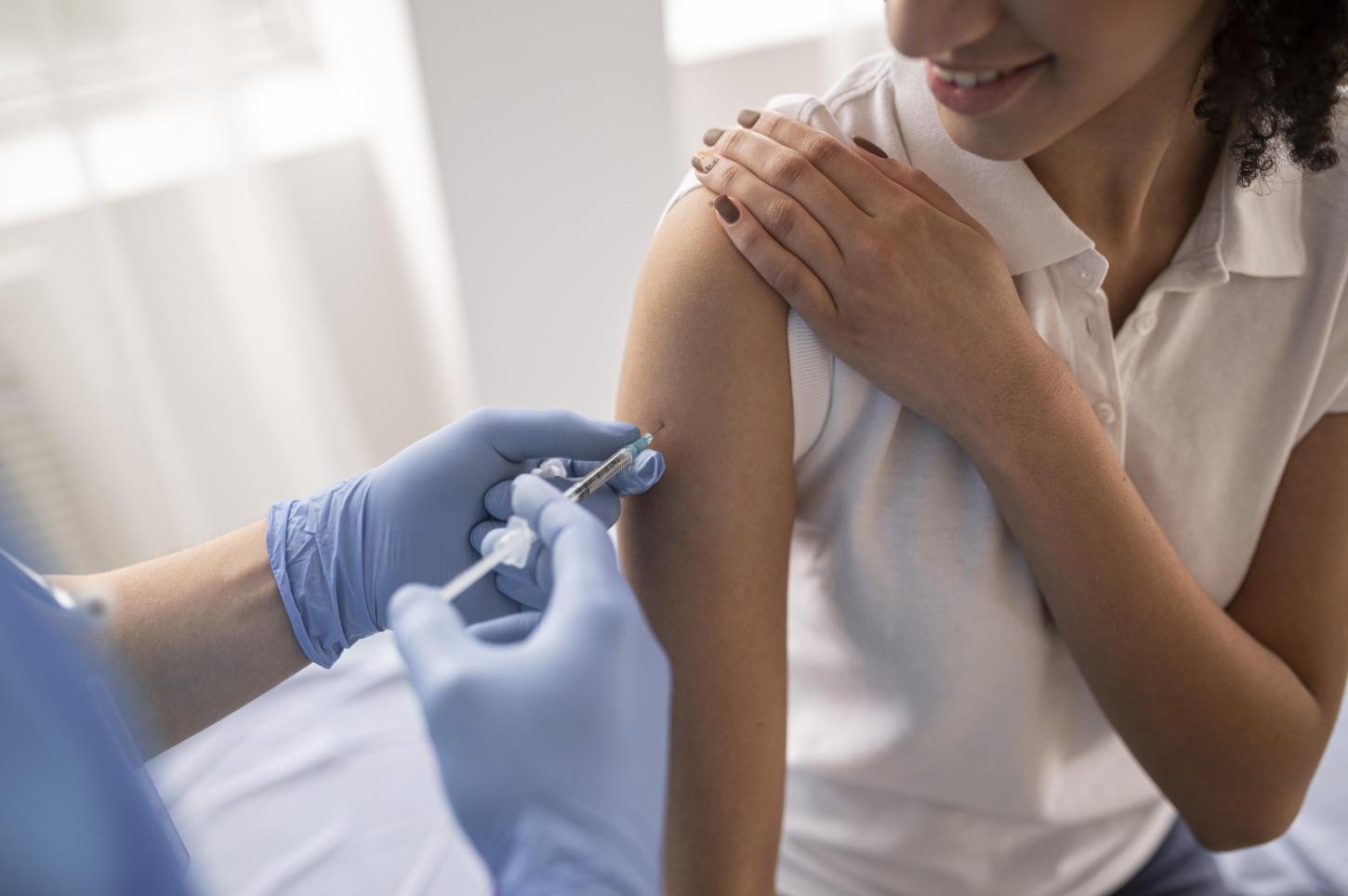 Vacina contra a dengue segue disponível para crianças e adolescentes em Barra do Garças