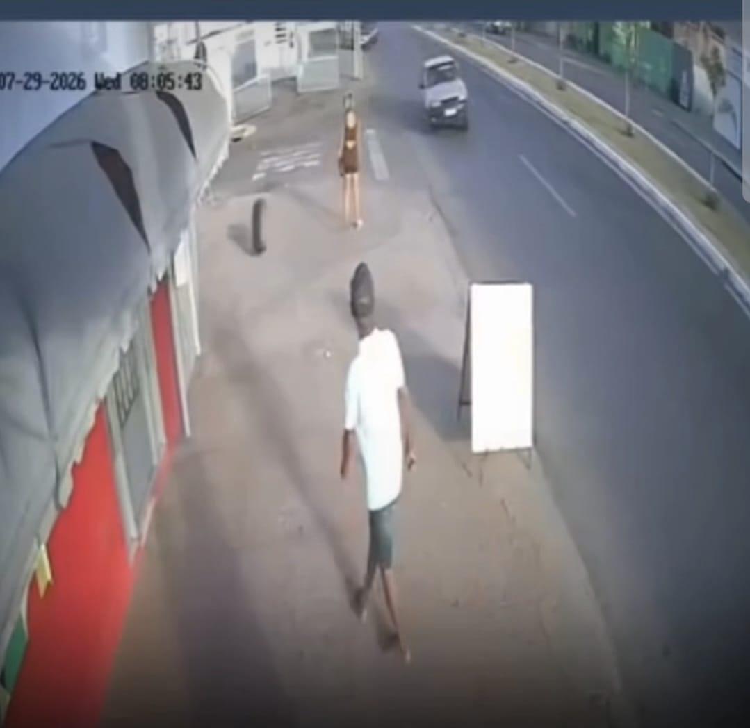 VEJA VÍDEO: roda de carro se solta, atravessa avenida e quase atinge pedestres em Aragarças