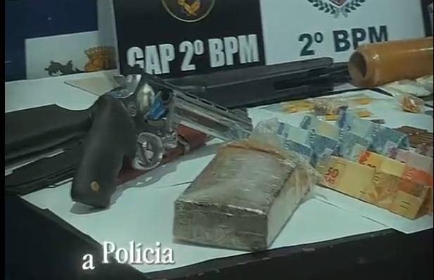Dois suspeitos são presos em Barra do Garças após tentativa de fuga com 4 armas e drogas
