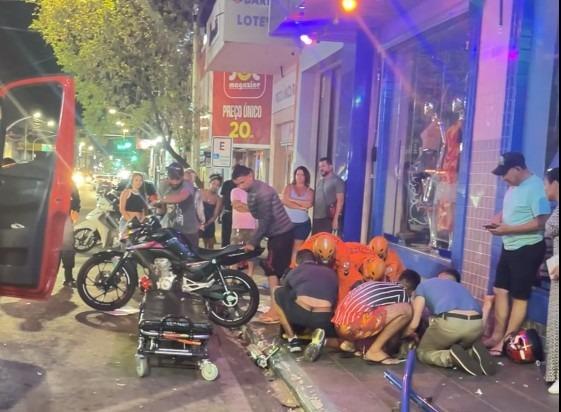 Duas jovens ficam feridas após colisão entre moto e carro no centro de Barra do Garças