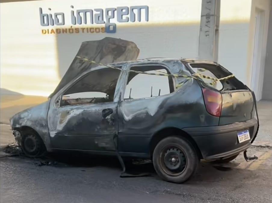 VEJA VÍDEO: carro fica destruído após incêndio no Centro de Barra do Garças