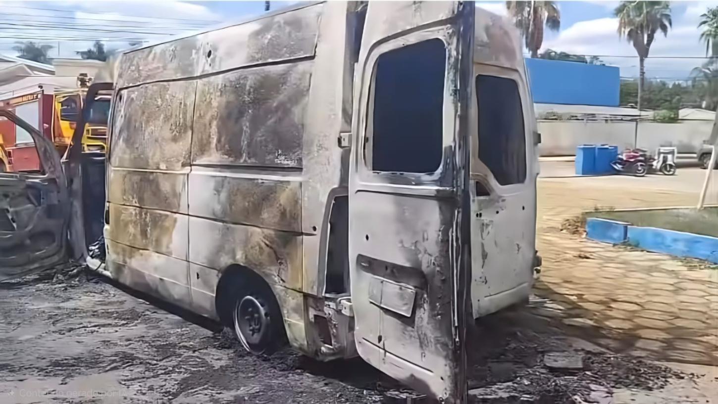 Ambulância fica destruída após incêndio no pátio do SAMU de Aragarças