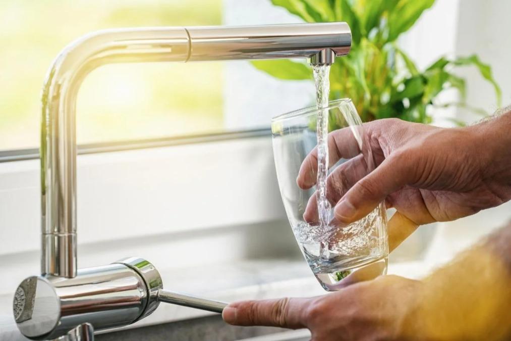 Falha na rede elétrica prejudica captação e pode deixar moradores com baixa pressão de água em Barra do Garças