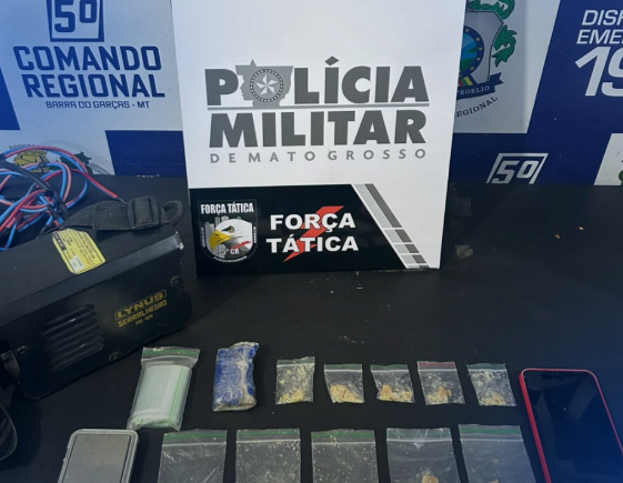 Homem é preso com drogas e materiais usados no tráfico em prédio abandonado de Barra do Garças