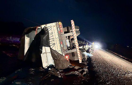 Motorista morre após carreta tombar na BR-070 sentido Barra do Garças